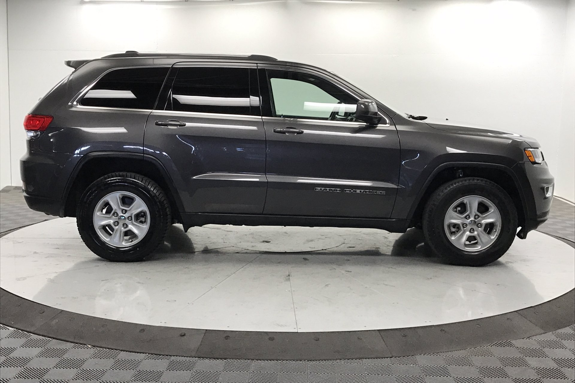 Pre-Owned 2017 Jeep Grand Cherokee Laredo RWD Sport Utility