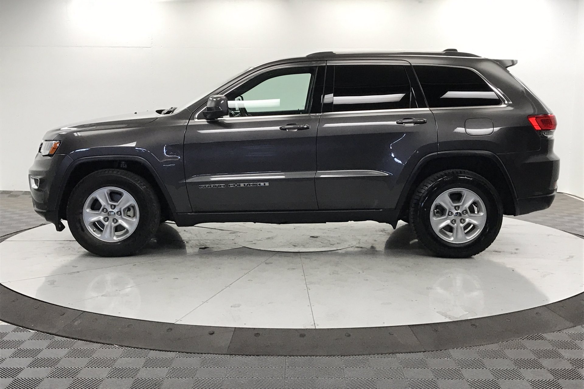 Pre-Owned 2017 Jeep Grand Cherokee Laredo RWD Sport Utility