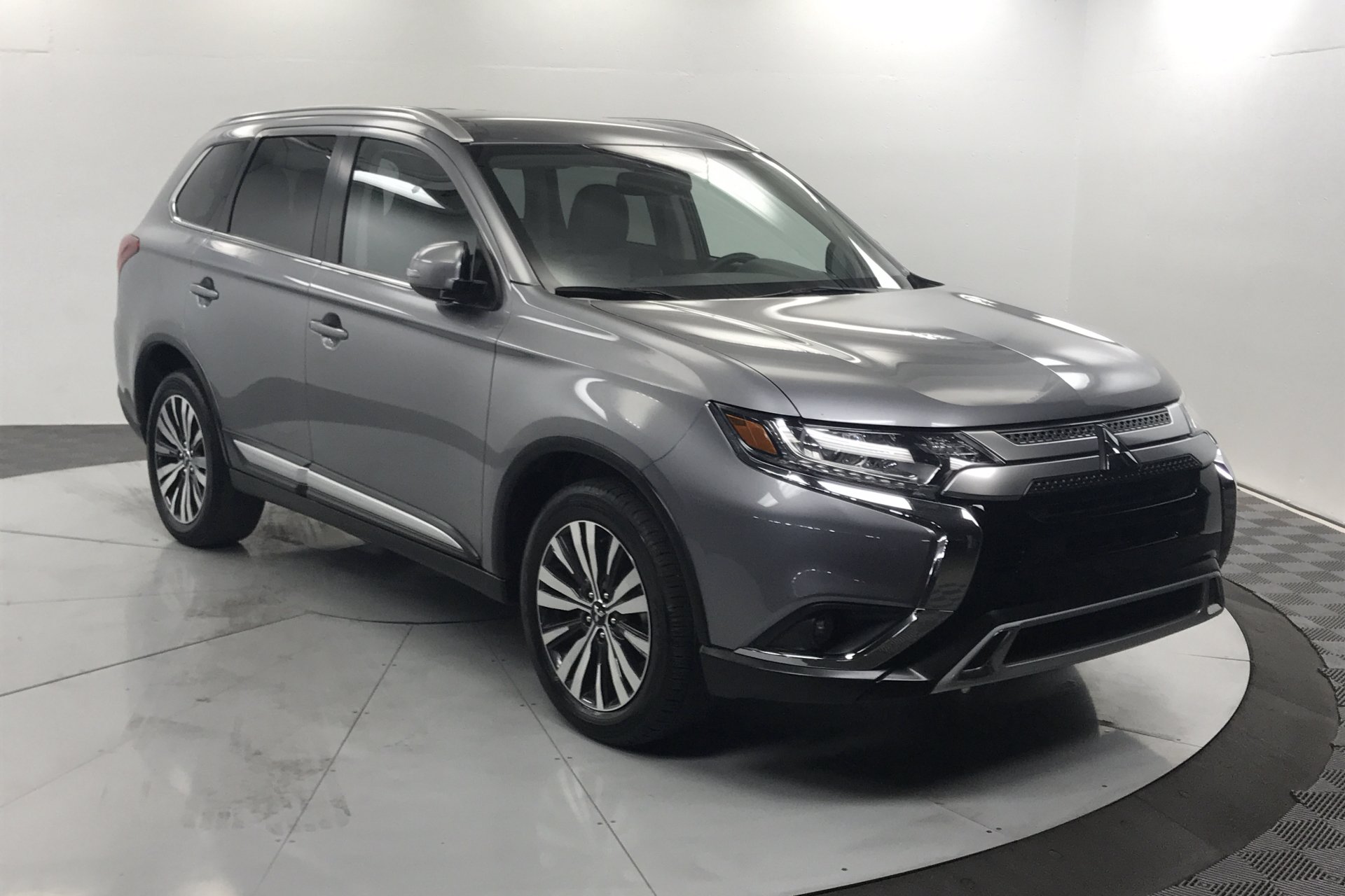 Pre-Owned 2019 Mitsubishi Outlander SEL FWD Sport Utility